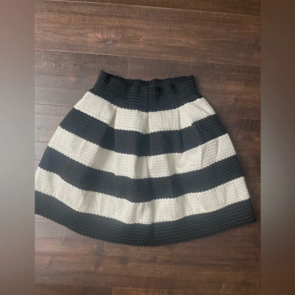 Cute black and white small skirt. Stretch so will for small
To large. #c23 - Picture 3 of 4